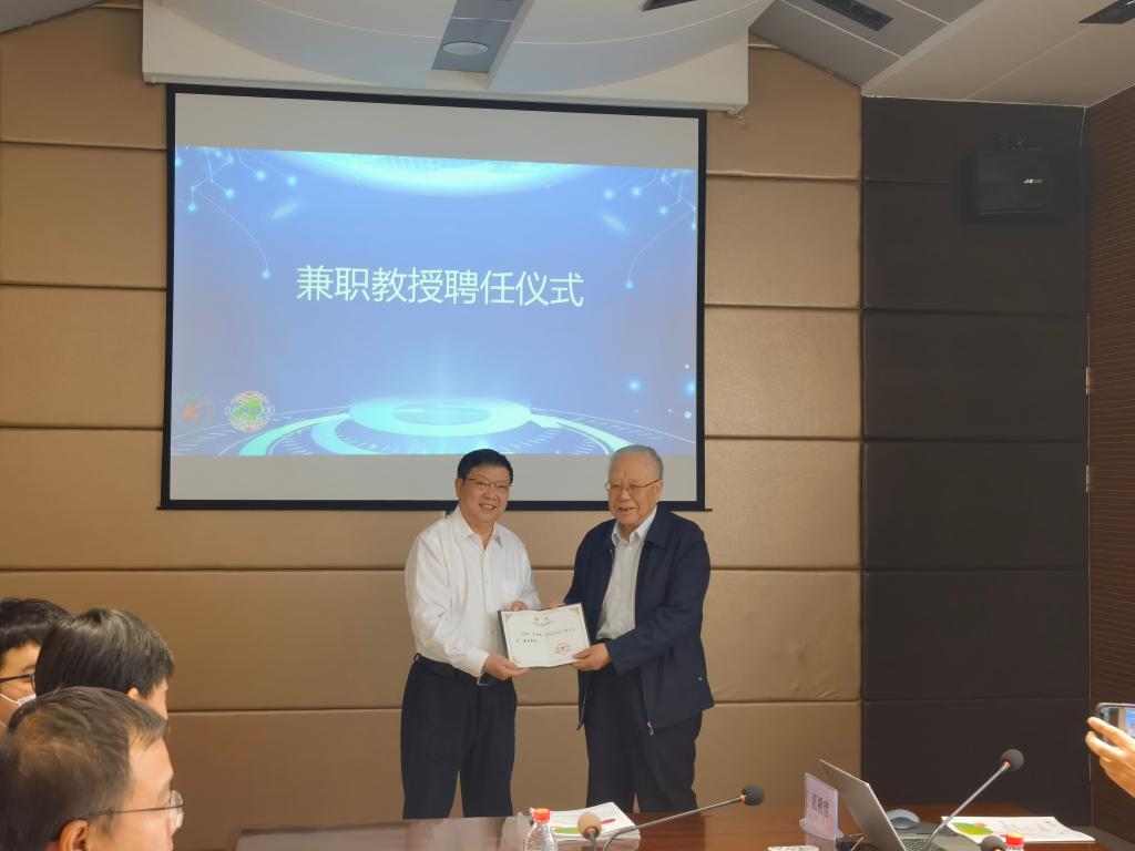 杏彩在线（中国）邀请汪旭光院士来校参加研讨会